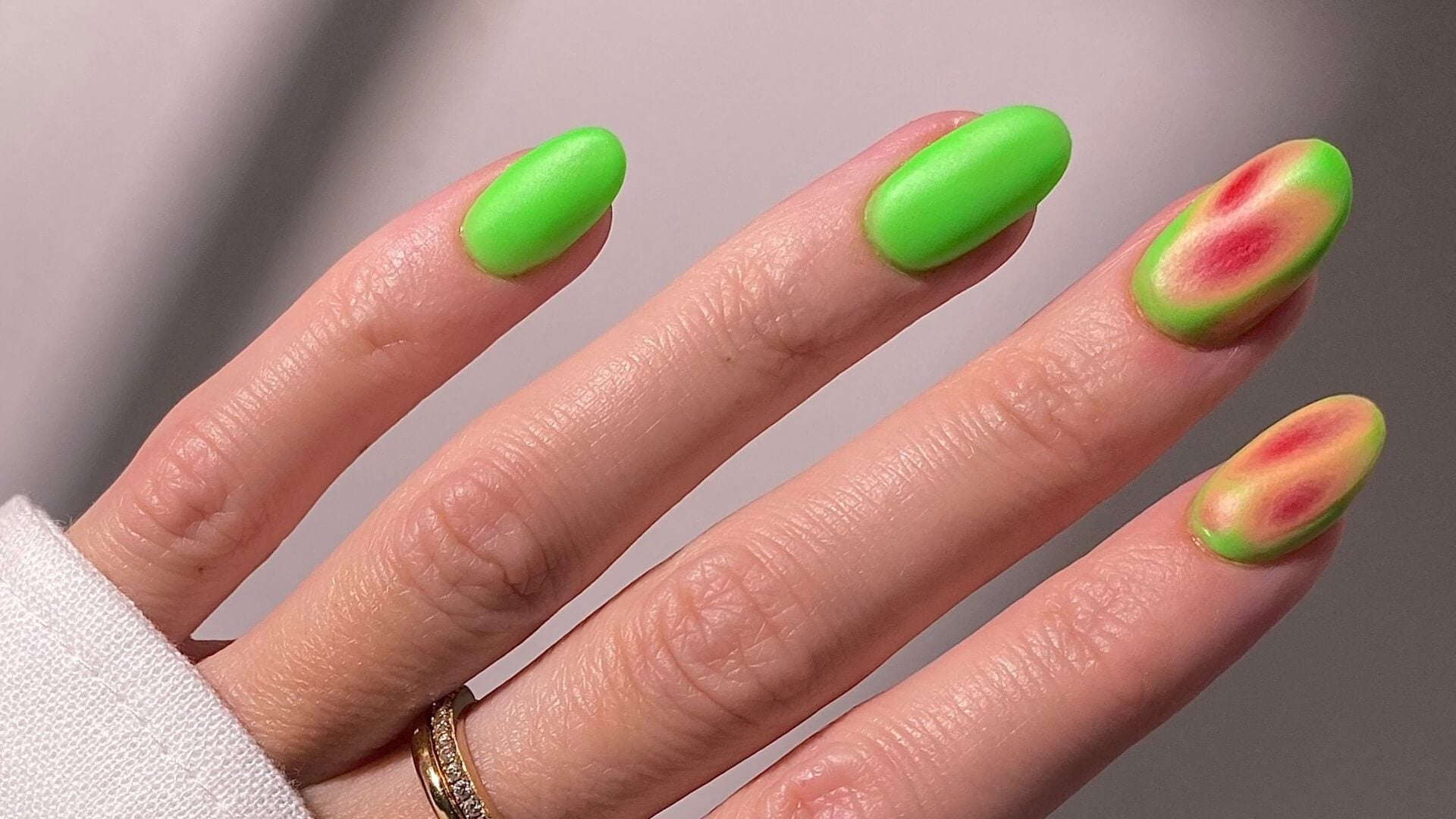 Jetzt wird's knallig: Nägel im Neon-Look